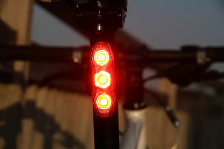 CatEye VIZ300 rear light USB-C - Bike tail lights - 8020112764 - 1